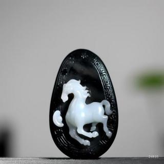 和田玉黑皮料,白脂若雪,润如凝脂.名师纯手工雕