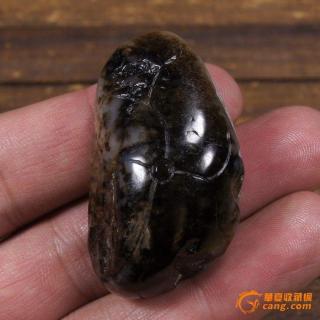 油润和田玉黑皮俄料连年有余